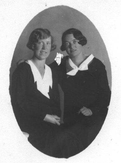 bild007.jpg - Farmor Ingeborg och "Simas" Anna Lundberg 1932