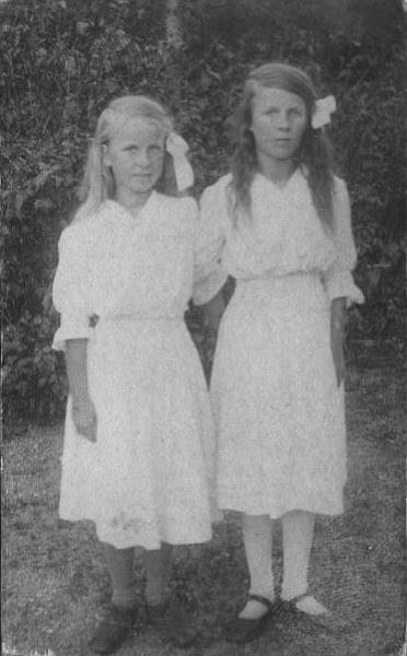 bild008.jpg - Farmors kusiner Agnes och Svea