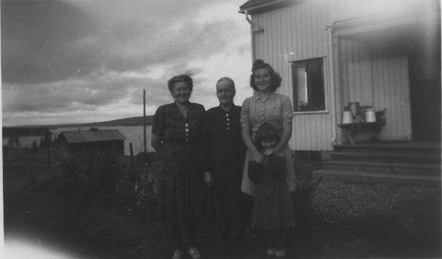 bild010.jpg - Våren 1946 - Farmor, mamma och Elly står bakpå kortet.  Georgs Maja, farfarsmor Maria och farfars syster Elly, barn okänt