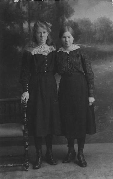 bild015.jpg - Farmor Ingeborg och Stina Lund - 1919