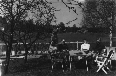 bild029.jpg - Pingst 1957 i Bäck. Farmor, farfar och pappa, plus 2 till okända