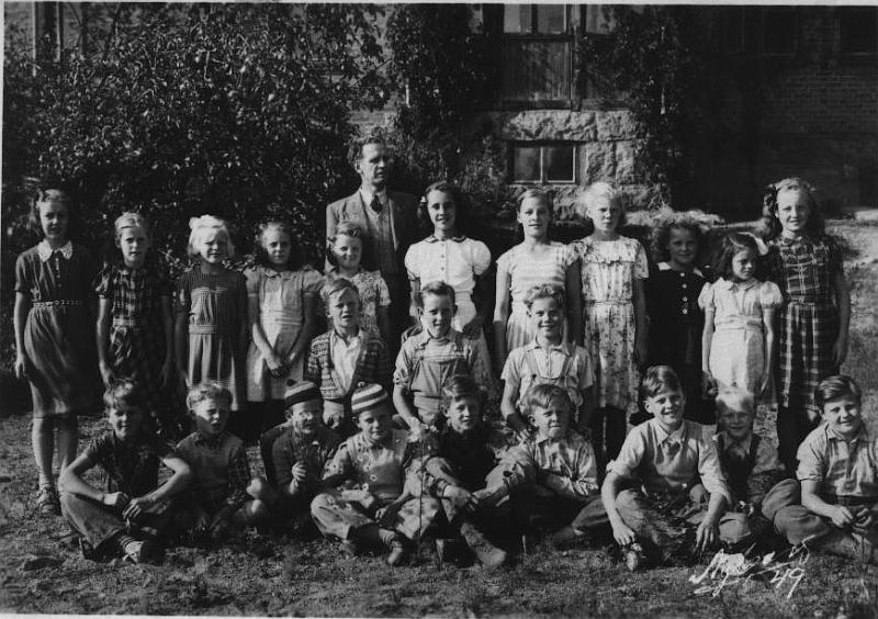 bild031.jpg - Skolfoto från Bäck skola 1949. Olle Marcusson - lärare. Pappa Walter sittandes som nr 2 från vänster