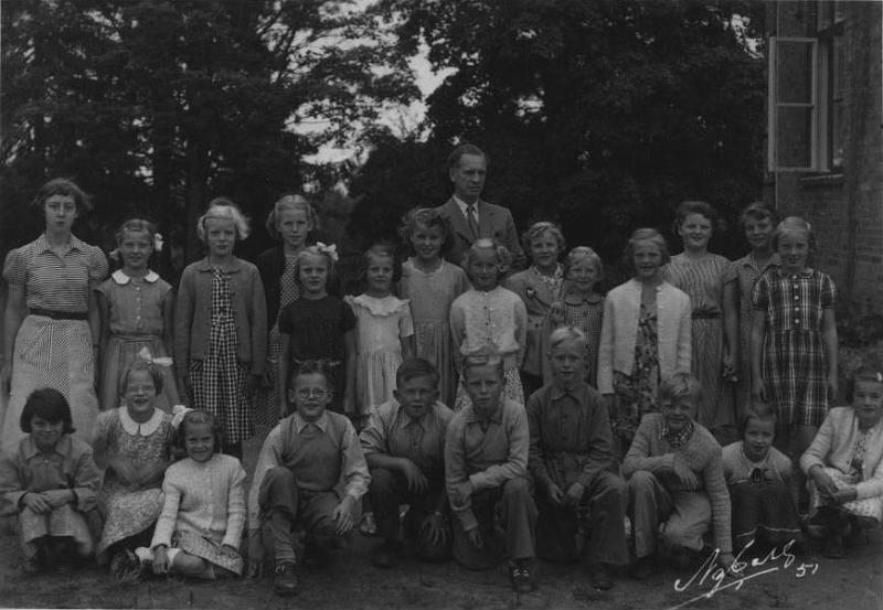 bild032.jpg - Skolfoto från Bäck skola 1951. Olle Marcusson - lärare. Pappa Walter knäståendes som nr 6 från vänster
