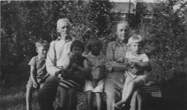 bild037.jpg - Pappas kusin Bengt längst till vänster. Pappas farmor och farfar (Karl-Johan och Maria) övriga okända kusiner