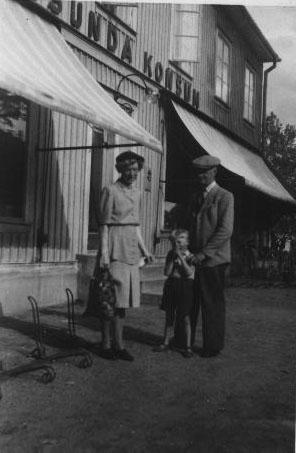 bild047.jpg - Farmor Ingeborg, pappa Walter och David Wicklund utanför Konsum i Hedesunda