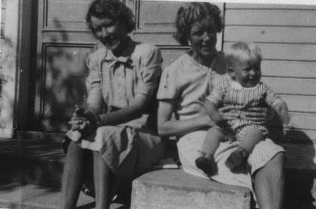 bild111.jpg - Anna, farmor Ingeborg och pappa Walter 1941 i Bäck
