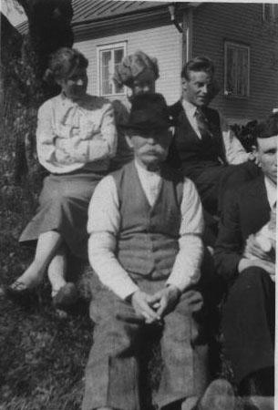 bild112.jpg - Anna, farmor Ingeborg, farfar Ivar, Erik Åhlander och Erik (farmors bror)