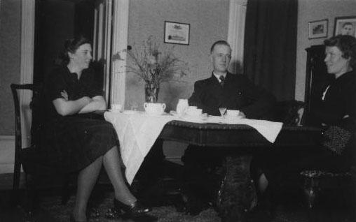 bild118.jpg - Rosa och Per Godberg och Anna - Gröndal 1942