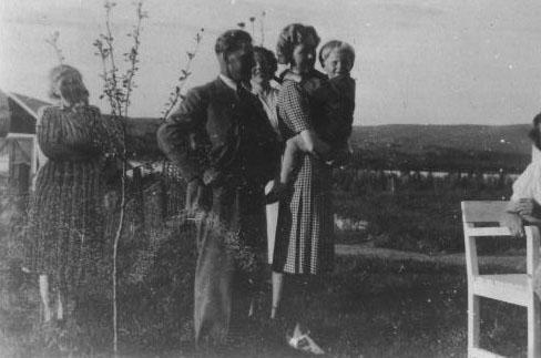 bild125.jpg - Maja, farfar Ivar, Lilly, farmor Ingeborg och pappa Walter i Tåsjö. Vid Järvnäset