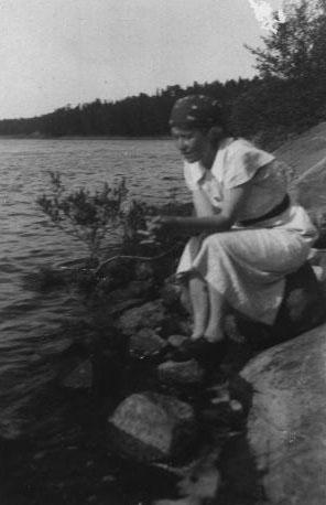 bild135.jpg - Anna  - vid sjön i närheten av badstranden stod bakpå fotot