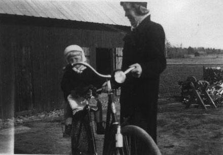 bild149.jpg - Farmor Ingeborg och pappa Walter framför uthuset i Bäck