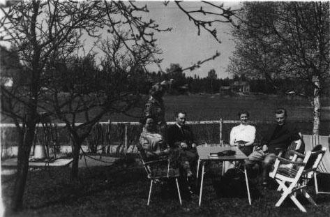 bild159.jpg - Pingst 1958 i Bäck, farmor står och farfar sitter bredvid, pappa mittemot i mörk kavaj