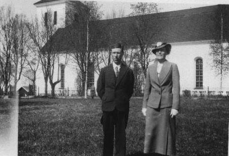 bild175.jpg - syskonen Erik och Anna vid Hedesunda kyrka. (farmors syskon)