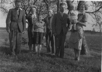 bild179.jpg - Olle Thyr, hans fru Anges och son Stig,  farmorfar Erik, farfar Ivar, pappa Walter och farmor Ingeborg