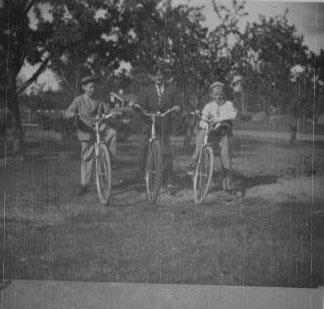 bild184.jpg - Grabbarna grus, pappa längst till höger