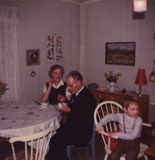 bild191.jpg - Farmor Ingeborg, farfar Ivar och ?