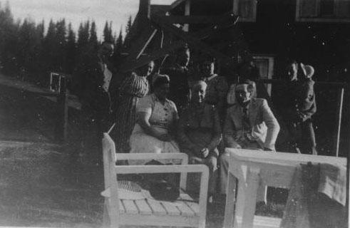 bild228.jpg - Tagit i Tåsjö vid Järvnäset. Farfar i mitten längst bak under gungställningen. mor Maria mitten längst fram