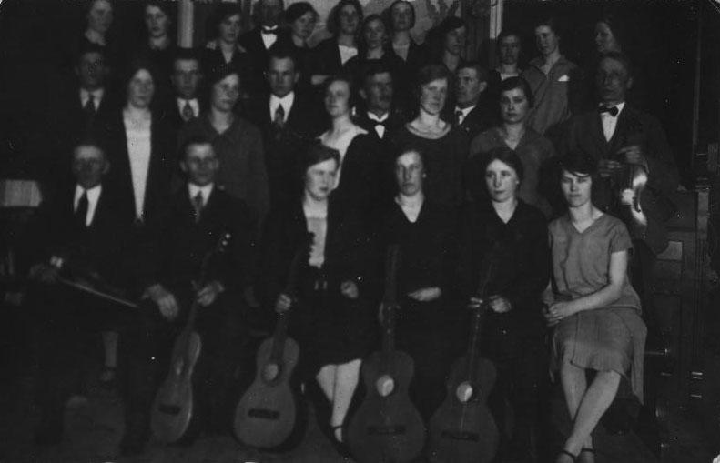bild247.jpg - Hedesunda Musikförening - Lördagen den 6 Maj 1928. Farmor Ingeborg på andra raden nerifrån - 4:e från vänster